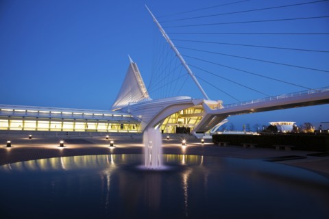 USA, Wisconsin, Milwaukee, Art Museum at dusk. Photo : Henryk Sadura