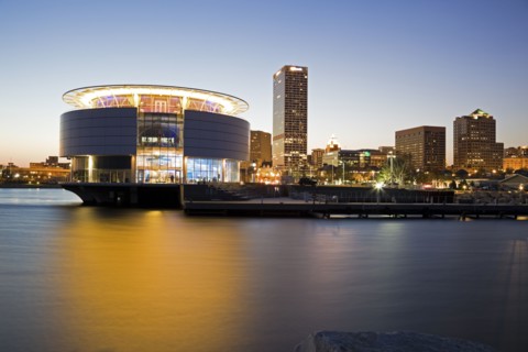 USA, Wisconsin, Milwaukee skyline at dusk. Photo : Henryk Sadura