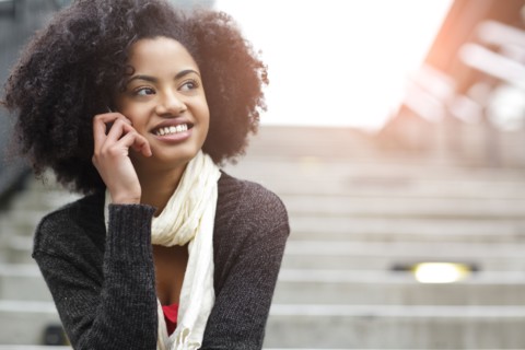 USA, Washington State, Seattle, young woman sitting on steps and talking on mobile phone. Photo :