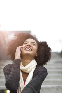 USA, Washington State, Seattle, young woman sitting on steps and talking on mobile phone. Photo :