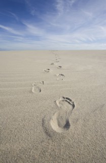 USA, Massachusetts, Cape Cod, footprints on beach . Photo : Chris Hackett