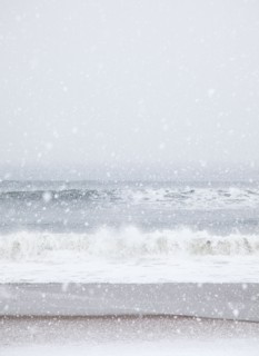 USA, New York State, Rockaway Beach, snow storm on beach. Photo : Jamie Grill Photography