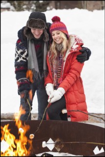 USA, Utah, Salt Lake City, couple cooking barbecue in winter. Photo : Mike Kemp