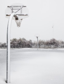USA, New York State, Rockaway Beach, basketball hoop in winter. Photo : Jamie Grill Photography