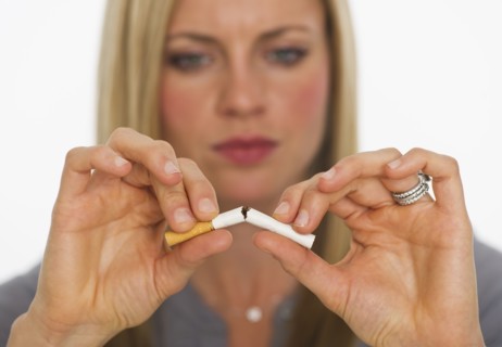 Young woman breaking cigarette. Photo : Daniel Grill
