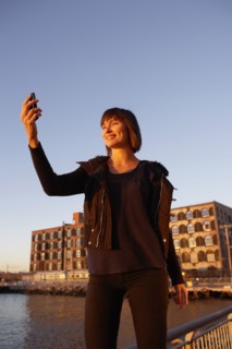 USA, New York City, Brooklyn, woman using cell phone. Photo : Shawn O'Connor