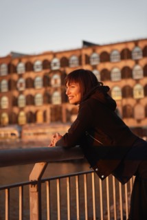 USA, New York City, Brooklyn, woman looking out on river. Photo : Shawn O'Connor