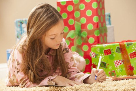 Girl (6-7) preparing Christmas presents. Photo : Mike Kemp