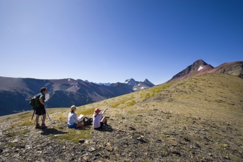 USA, Montana, Glacier National Park, Hikers resting on top. Photo : Noah Clayton