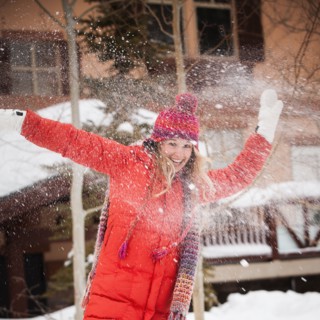 USA, Utah, Salt Lake City, Portrait of young woman playing in snow. Photo : Mike Kemp