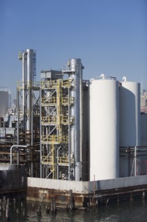 USA, New York City, Oil storage tanks in refinery. Photo : fotog
