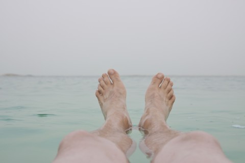 Israel, Dead Sea, mature men's legs in sea. Photo : Johannes Kroemer