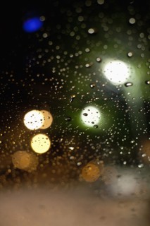Rain drops on car window. Photo : Johannes Kroemer