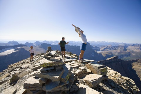 USA, Montana, Glacier National Park, Hikers on the top of mountain. Photo : Noah Clayton