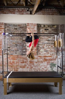 USA, California, Berkeley, Mid adult woman training pilates. Photo : Noah Clayton