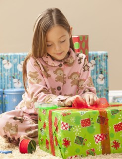 Girl (6-7) preparing Christmas presents. Photo : Mike Kemp