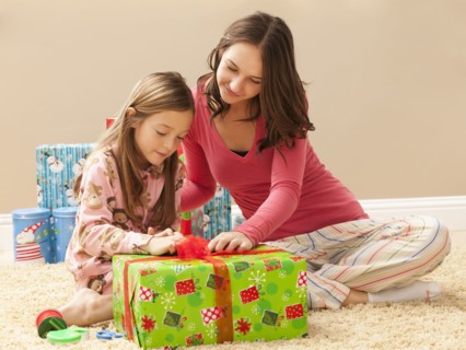 Two sisters (6-7, 18-19) preparing Christmas presents. Photo : Mike Kemp