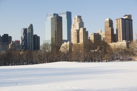 USA, New York City, View of Central Park in winter with Manhattan skyline in background. Photo :