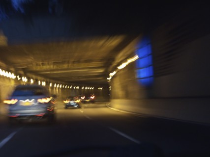 USA, New York State, New York City, Brooklyn, cars on highway at night. Photo : Johannes Kroemer