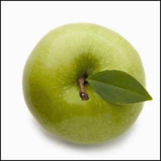 Studio shot of green apple, directly above. Photo : Mike Kemp