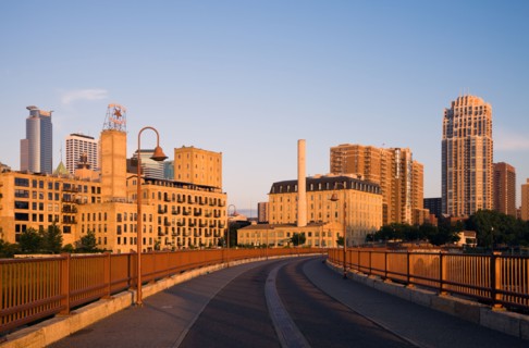 USA, Minneapolis, Minnesota, Bridge near downtown. Photo : Henryk Sadura