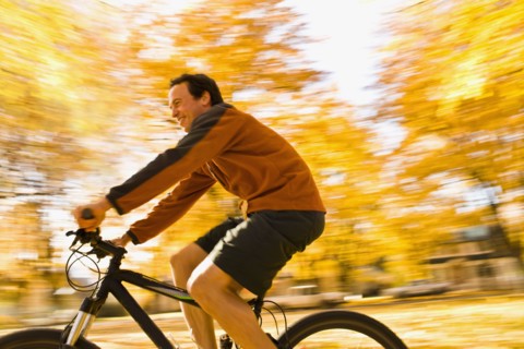 USA, Montana, Kalispell, Mid adult man cycling. Photo : Noah Clayton