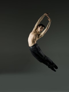Young ballet dancer, studio shot. Photo : Dan Bannister