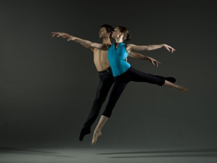 Pair of ballet dancers practicing. Photo : Dan Bannister