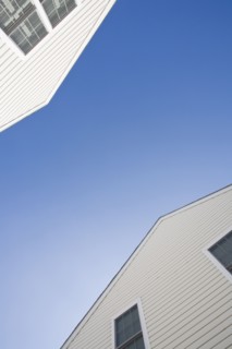 USA, Pennsylvania, clapboard houses and clear sky. Photo : Chris Hackett