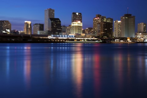 USA, Louisiana, New Orleans, Mississippi River and skyline illuminated at night. Photo : Henryk