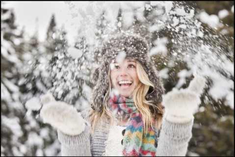 USA, Utah, Salt Lake City, young woman playing in snow. Photo : Mike Kemp