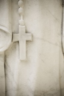 USA, Maryland, close up of cross on statue. Photo : Chris Hackett