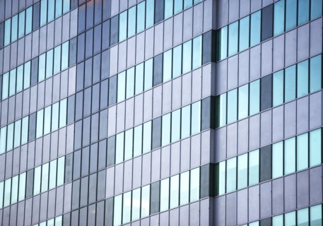 USA, New York State, New York City, Glass wall of skyscraper. Photo : fotog