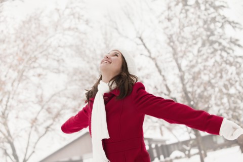 USA, Utah, Lehi, Young woman standing in snow. Photo : Mike Kemp
