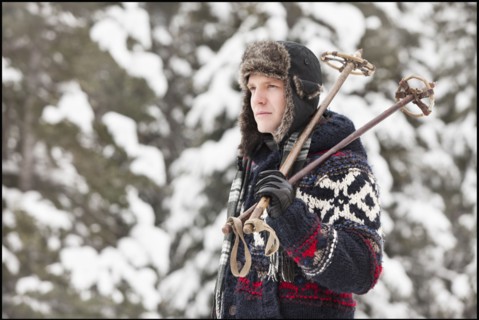 USA, Utah, Salt Lake City, man carrying ski poles. Photo : Mike Kemp