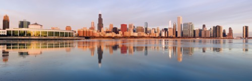 USA, Illinois, Chicago, City skyline over Lake Michigan at sunrise. Photo : Henryk Sadura