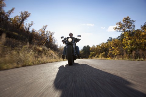 USA, Colorado, Carbondale, Mature man driving motorcycle. Photo : Noah Clayton