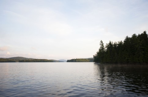 USA, New York State, Adirondack Mountains, Upper Saranac Lake in morning. Photo : Chris Hackett