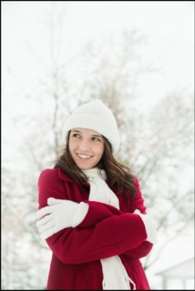 USA, Utah, Lehi, Young woman shivering in snow. Photo : Mike Kemp