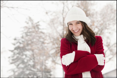 USA, Utah, Lehi, Portrait of young woman shivering in snow. Photo : Mike Kemp