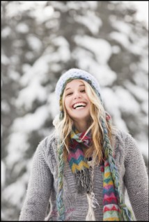 USA, Utah, Salt Lake City, portrait of young woman in winter clothing. Photo : Mike Kemp