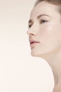 Portrait of young woman looking away. Photo : Jan Scherders