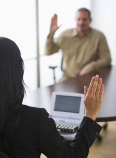 Court stenographer and client raising hands. Photo : Daniel Grill