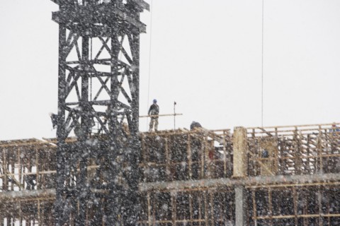 USA, New York City, construction site in snowstorm. Photo : fotog