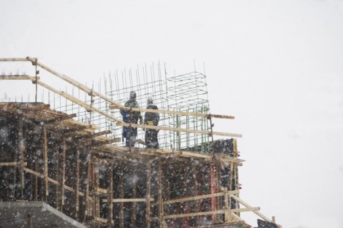 USA, New York City, construction site in snowstorm. Photo : fotog