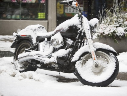 USA, New York City, motorbike covered with snow. Photo : fotog