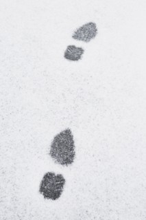 USA, New Jersey, Footprints in snow. Photo : Chris Hackett