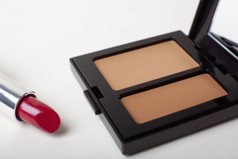 Powder compact with red lipstick. Photo : Winslow Productions