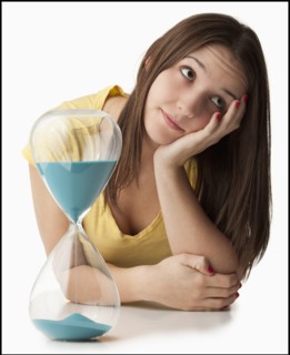 Young woman with hourglass. Photo : Mike Kemp