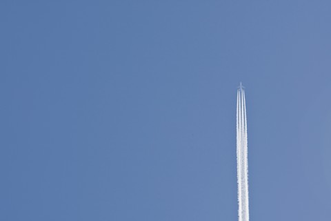 Airplane on clear sky. Photo : Justin Paget